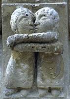 Aulnay - Eglise romane - Facade sud du transept, Couple qui s'embrasse